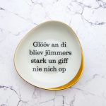 Wandteller Glööv an di Typo Herr Fuchs mini 11cm gold plattdeutsch oval vintage