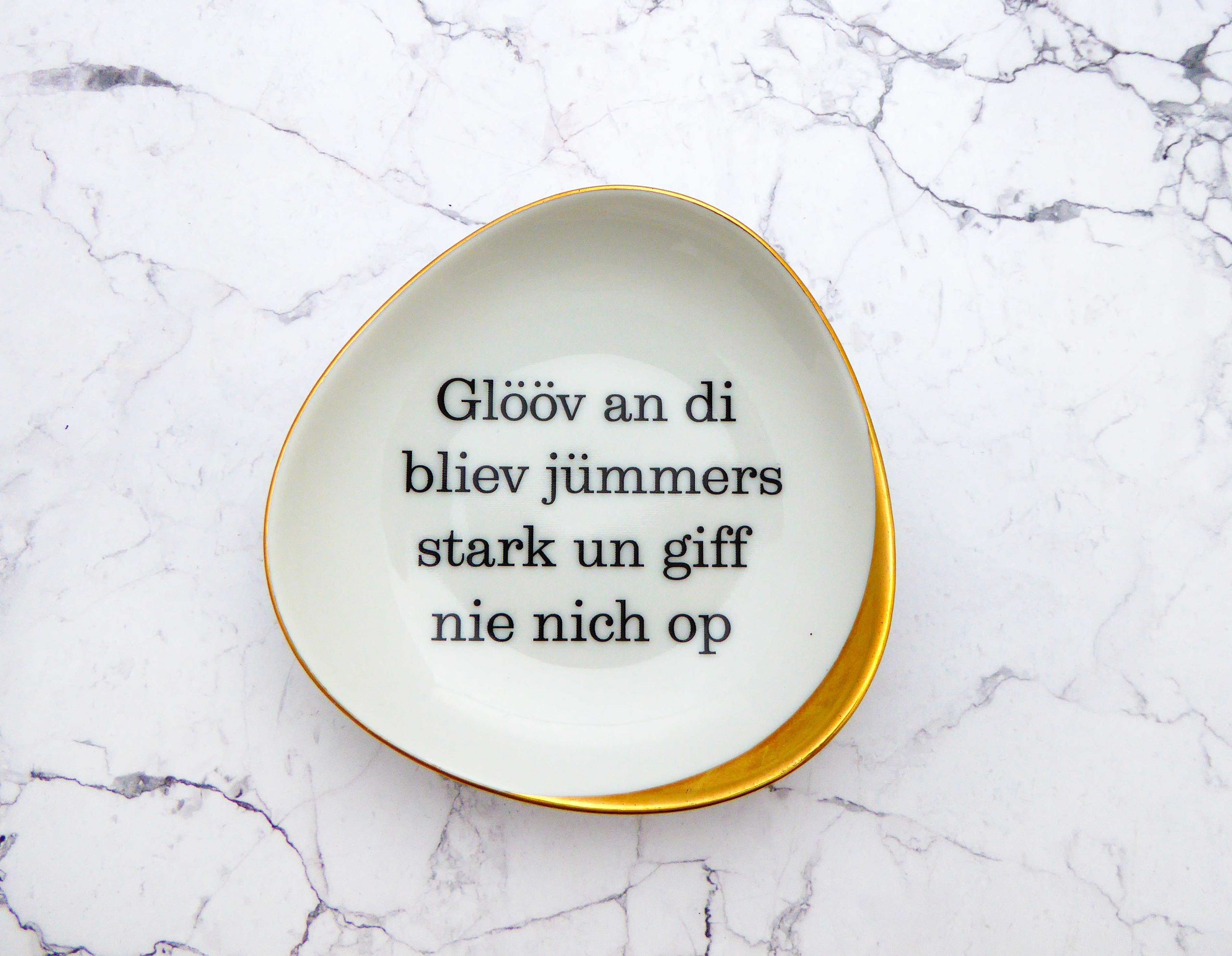 Wandteller Glööv an di Typo Herr Fuchs mini 11cm gold plattdeutsch oval vintage