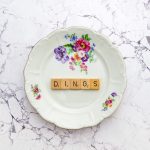 Wandteller Dings Vintage Herr Fuchs Deko Geschenk 19cm Scrabble Gold Blume