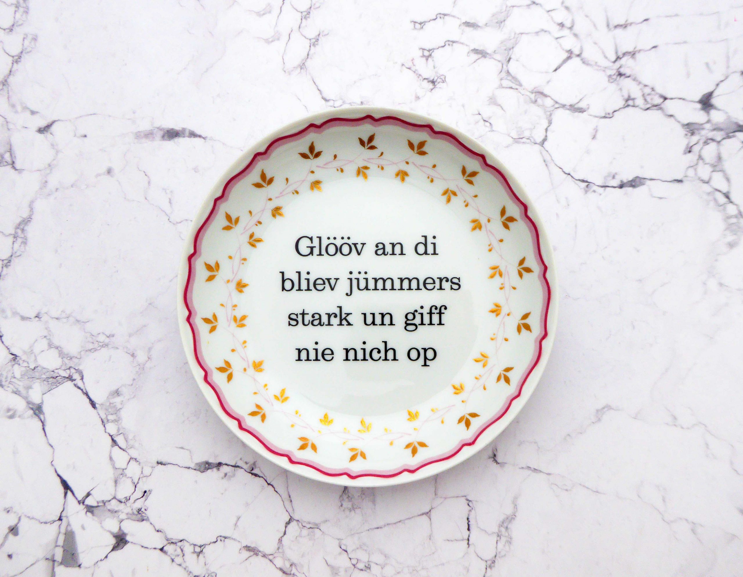 Wandteller Glööv an di Typo Herr Fuchs mini 14cm gold plattdeutsch Blumen rosa