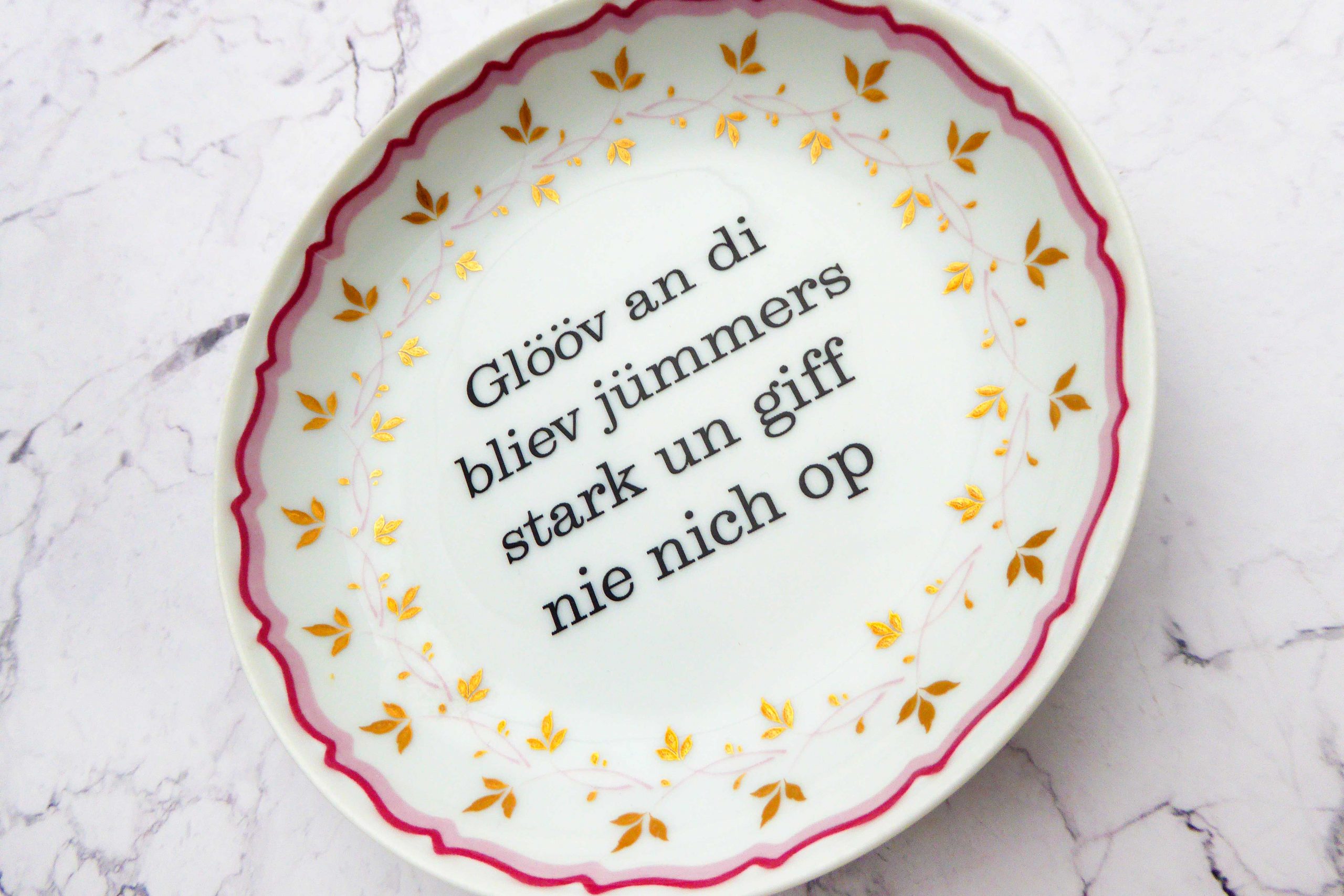 Wandteller Glööv an di Typo Herr Fuchs mini 14cm gold plattdeutsch Blumen rosa – Bild 2