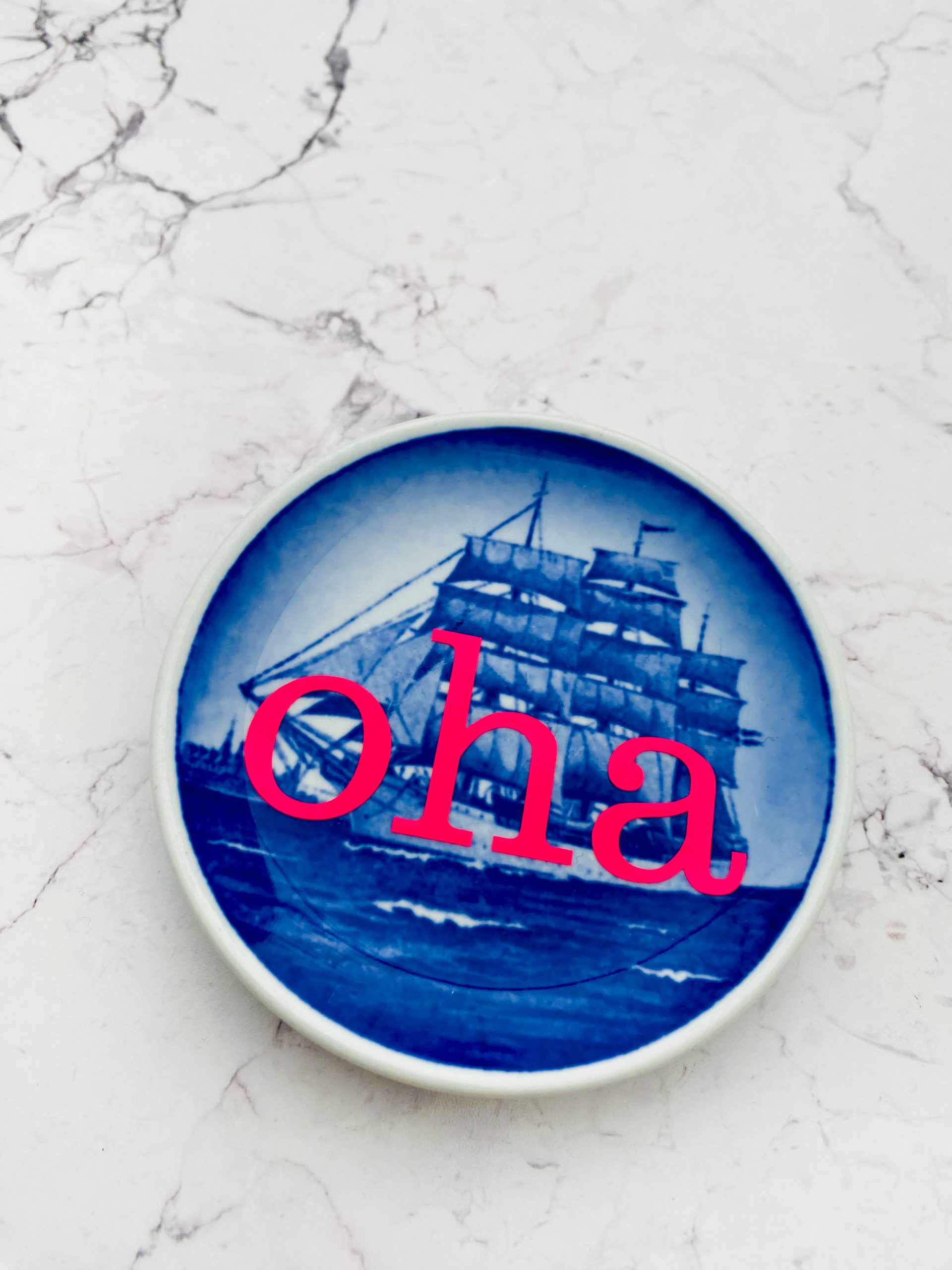 Wandteller Typo oha vintage Herr Fuchs mini 9cm Blau neonpink weiß Schiff Meer Segelschiff – Bild 2