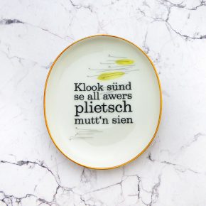 Wandteller plietsch Typo Herr Fuchs mini 11cm gold gelb Muster vintage Wohnen plattdeutsch oval