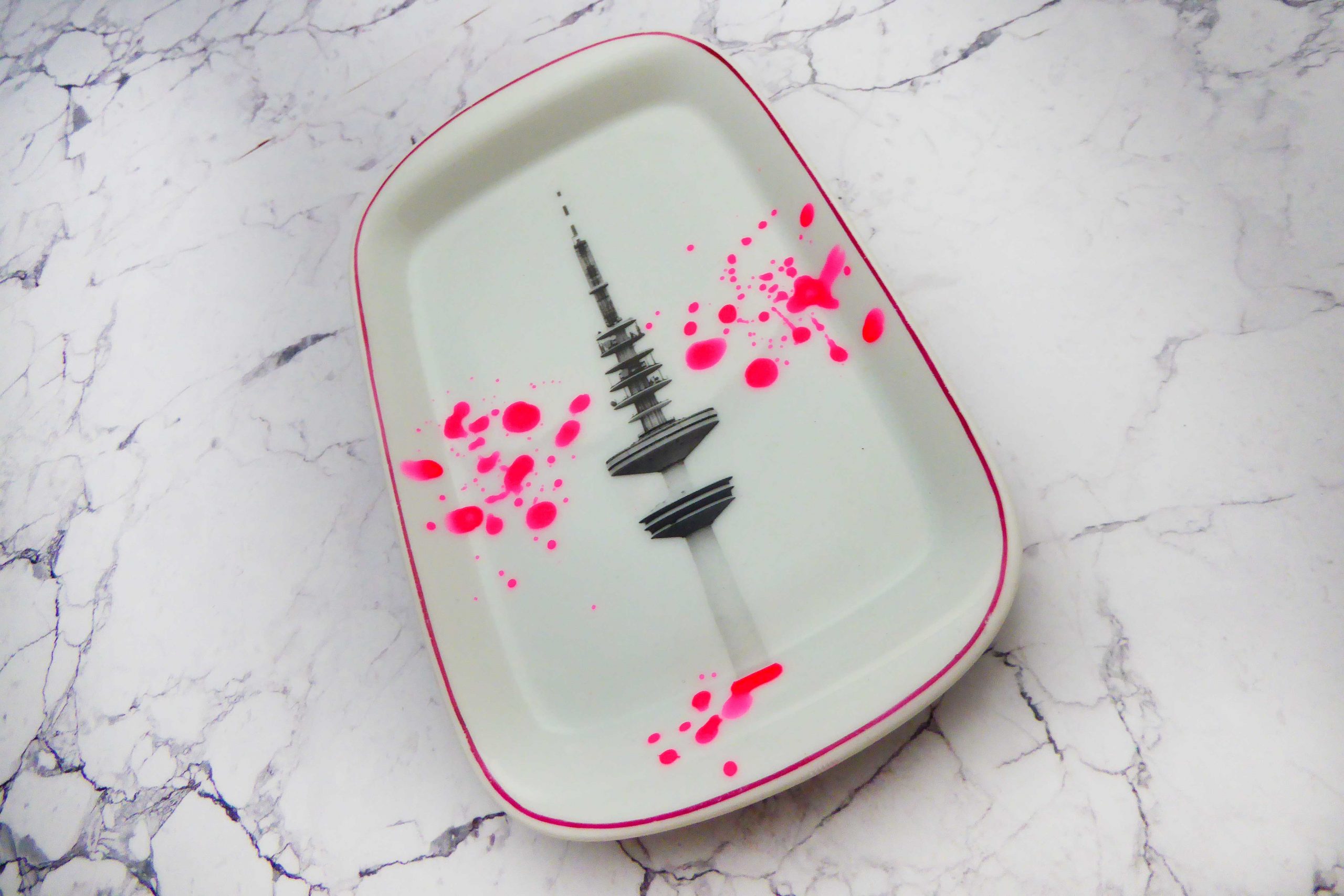 Wandteller Platte Herr Fuchs Hamburger Fernsehturm Neon Kleckse Punkte 18cm Pink Lila – Bild 2