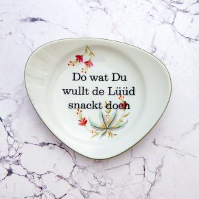 Wandteller Do wat du wullt Typo Herr Fuchs mini 12cm Blumen vintage plattdeutsch eckig grün