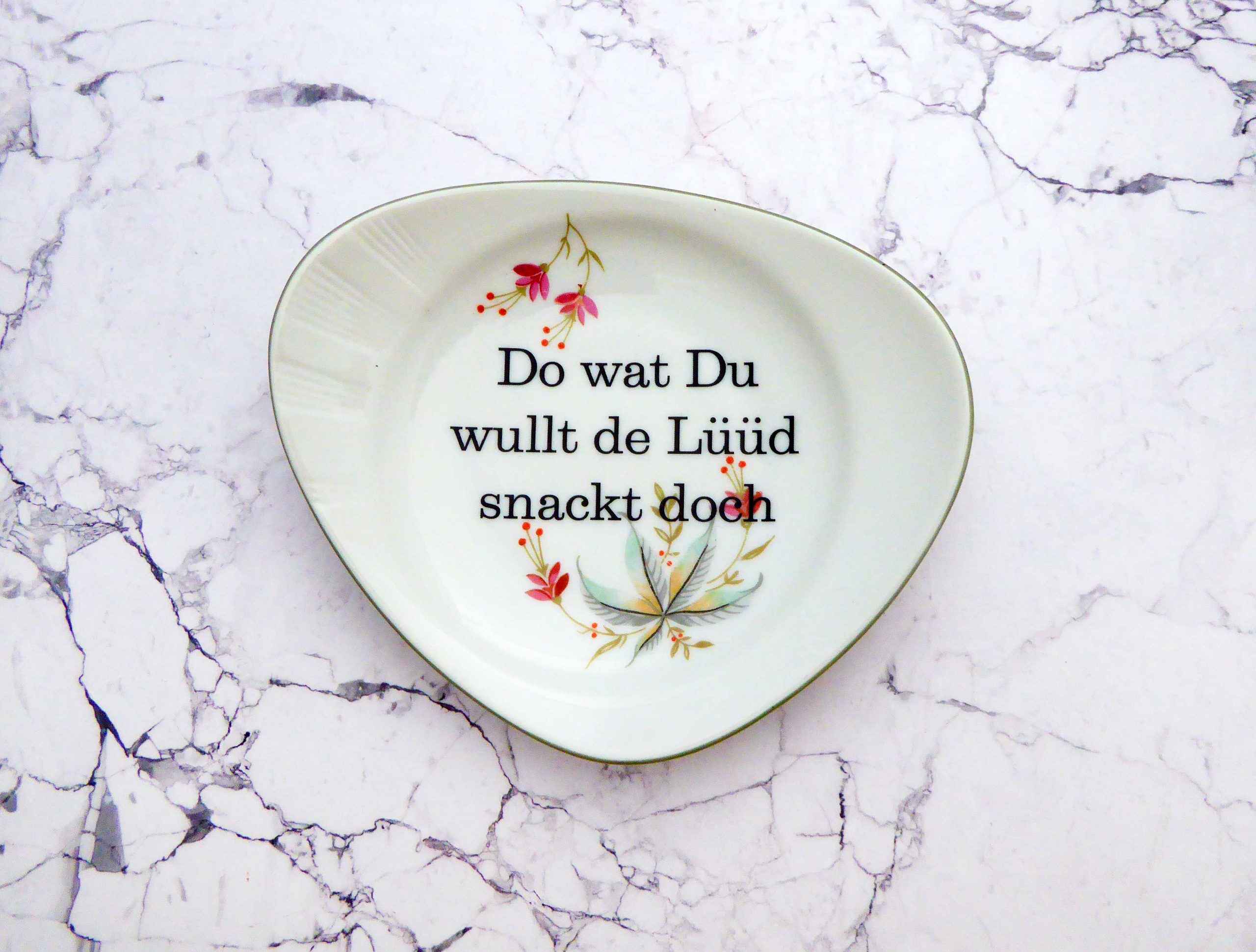 Wandteller Do wat du wullt Typo Herr Fuchs mini 12cm Blumen vintage plattdeutsch eckig grün