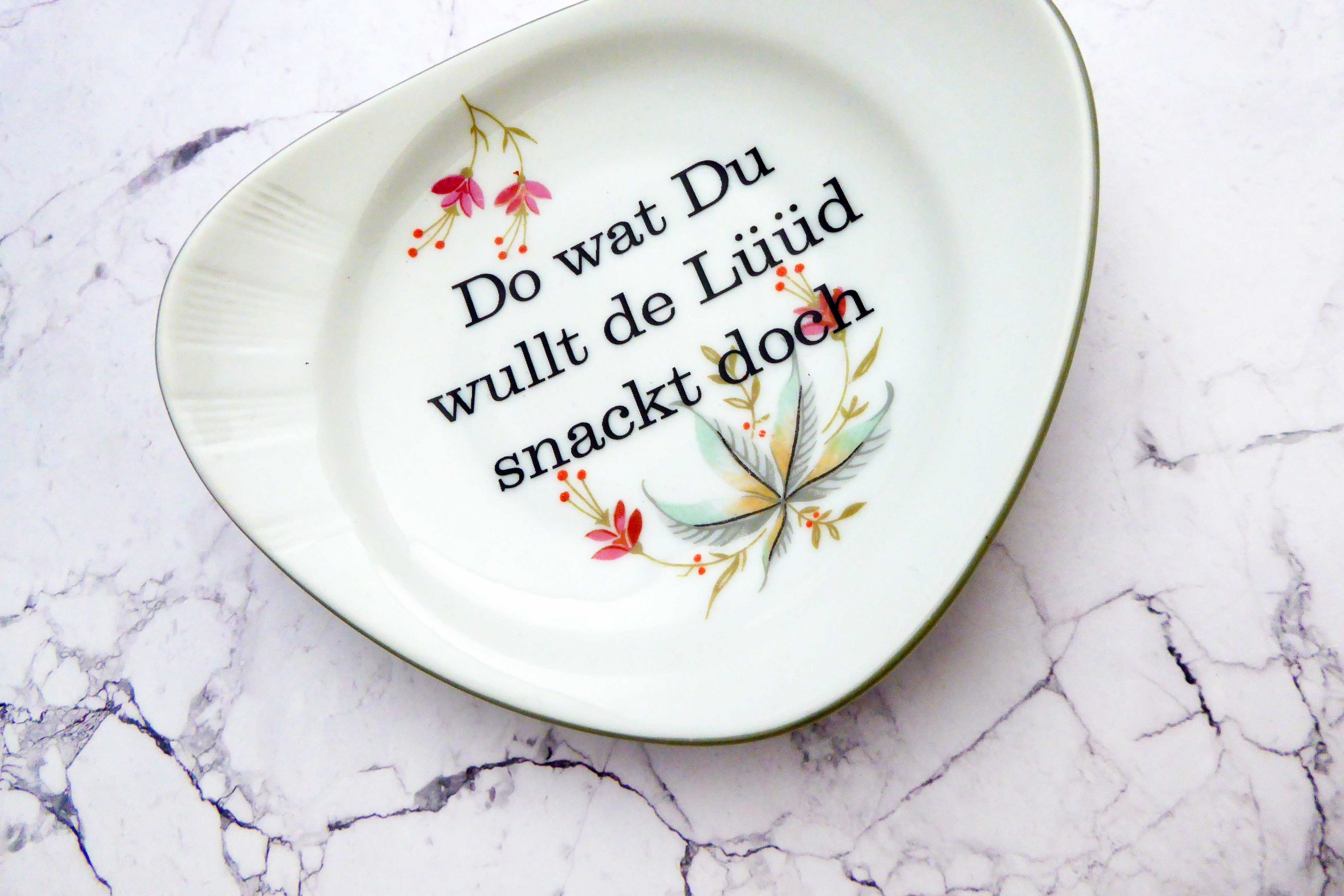 Wandteller Do wat du wullt Typo Herr Fuchs mini 12cm Blumen vintage plattdeutsch eckig grün – Bild 2