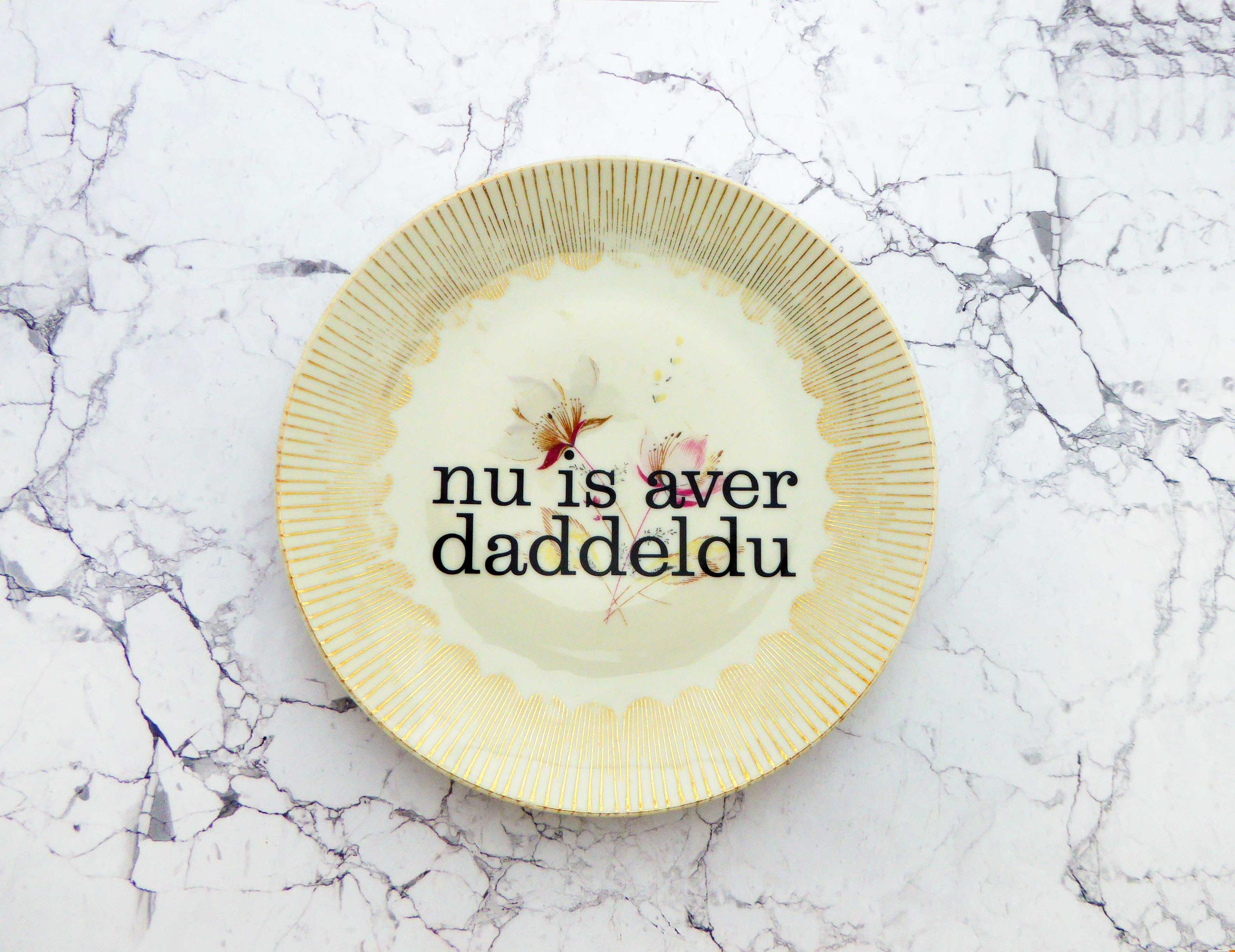 Wandteller daddeldu Typo Herr Fuchs 19cm plattdeutsch vintage Bunt Blumen Gold zart Streifen