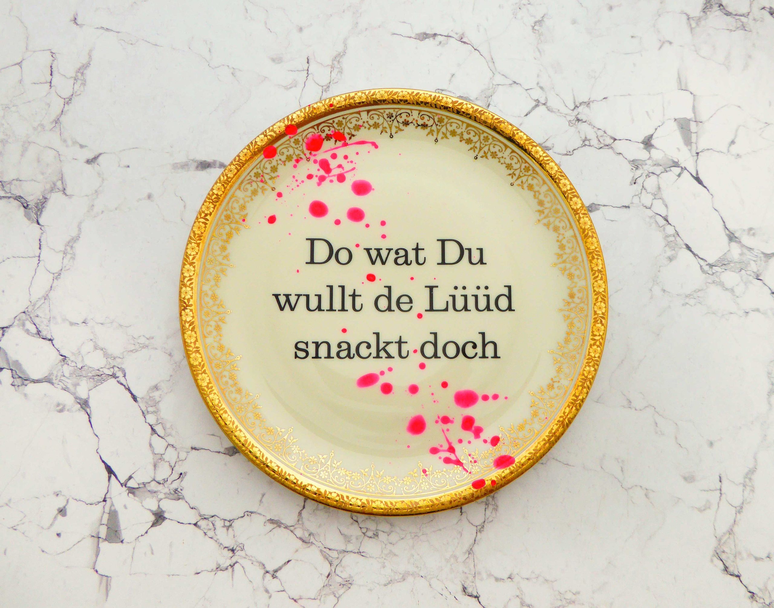 Wandteller Do wat Typo Herr Fuchs neon Punkte Kleckse pink gold plattdeutsch 19cm vintage Muster
