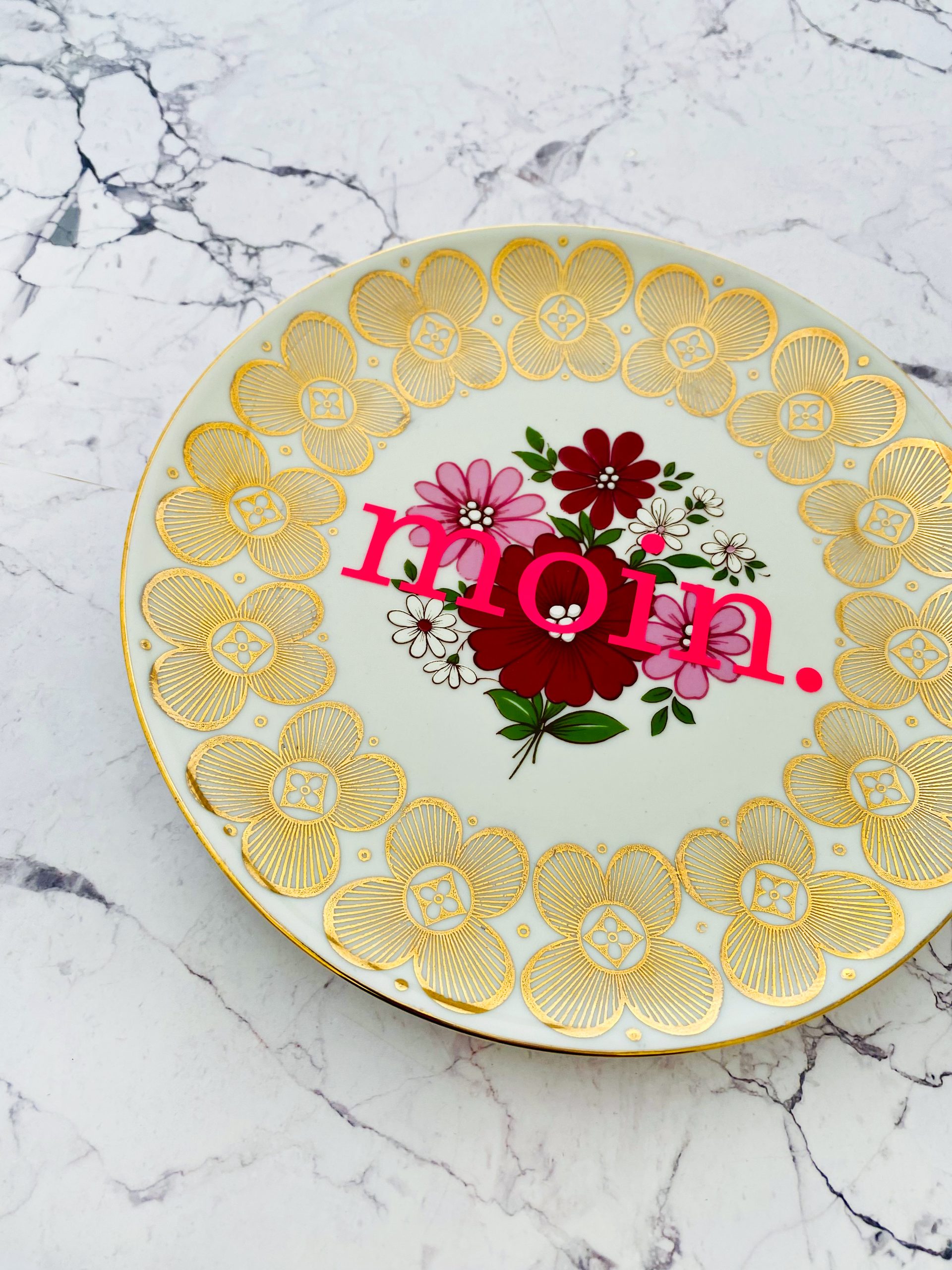 Wandteller Typo moin. vintage Herr Fuchs Teller neonpink Gold Blumen 19cm rot rosa – Bild 2