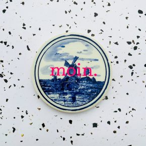 Wandteller Typo moin. vintage Herr Fuchs mini neonpink 8cm blau/weiß Delfter Mühle