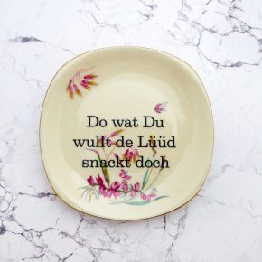 Wandteller Do wat du wullt Typo Herr Fuchs mini 14cm Blumen eckig vintage plattdeutsch
