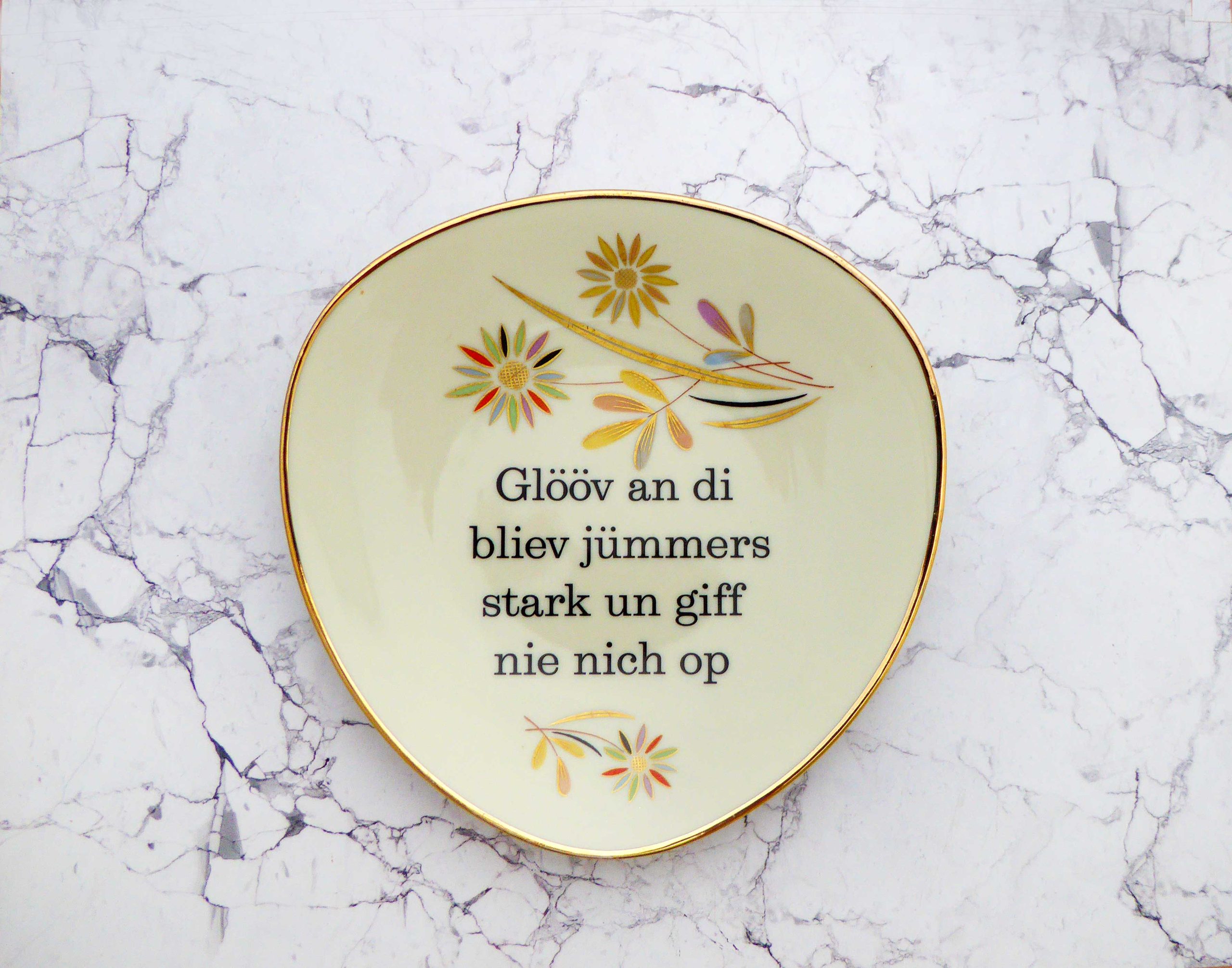 Wandteller Typo Glööv an di vintage Herr Fuchs Teller Gold plattdeutsch Blume Muster 19cm oval