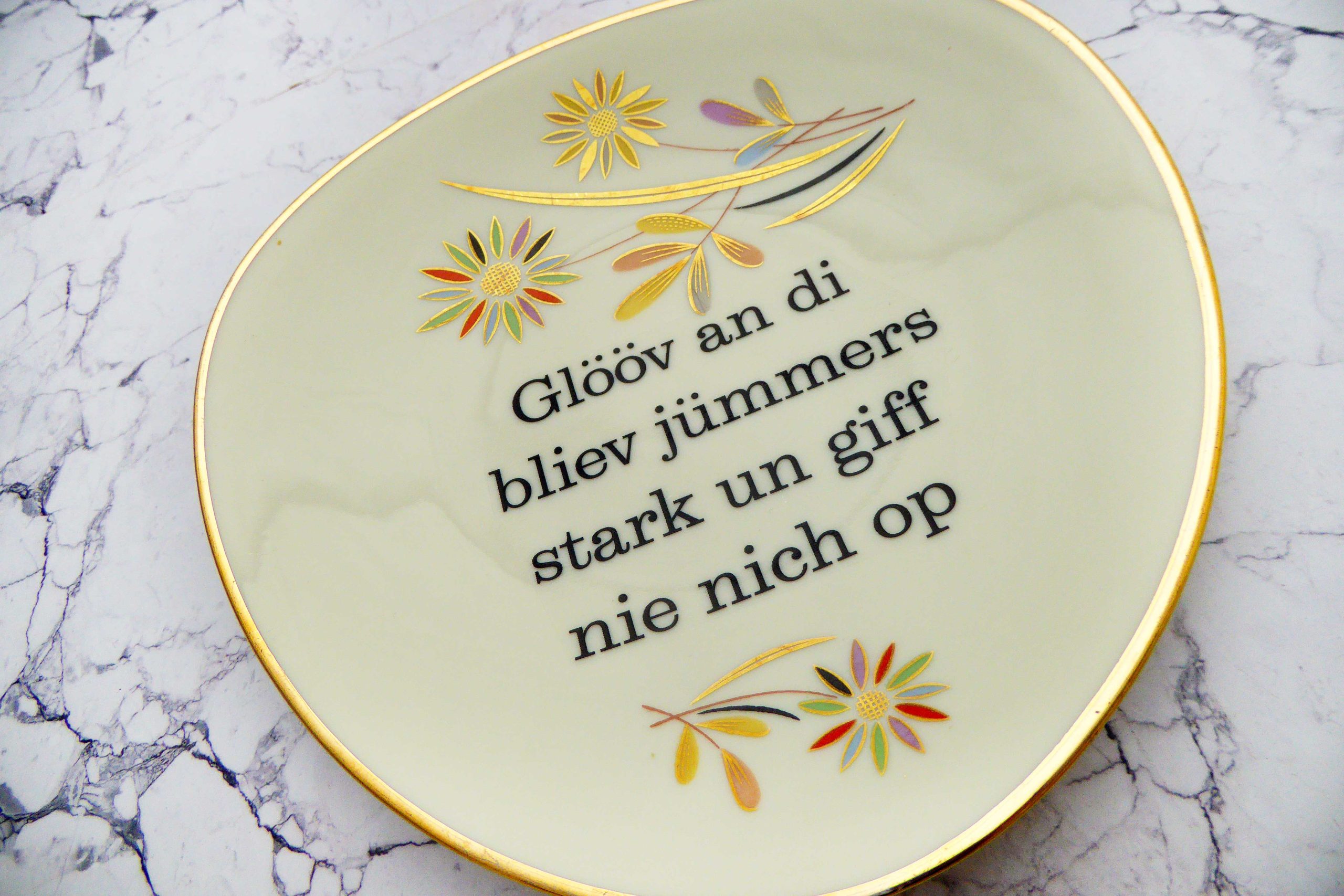 Wandteller Typo Glööv an di vintage Herr Fuchs Teller Gold plattdeutsch Blume Muster 19cm oval – Bild 2