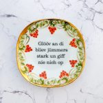 Wandteller Glööv an di Typo Herr Fuchs mini 12cm gold plattdeutsch Blumen rot vintage