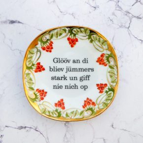 Wandteller Glööv an di Typo Herr Fuchs mini 12cm gold plattdeutsch Blumen rot vintage