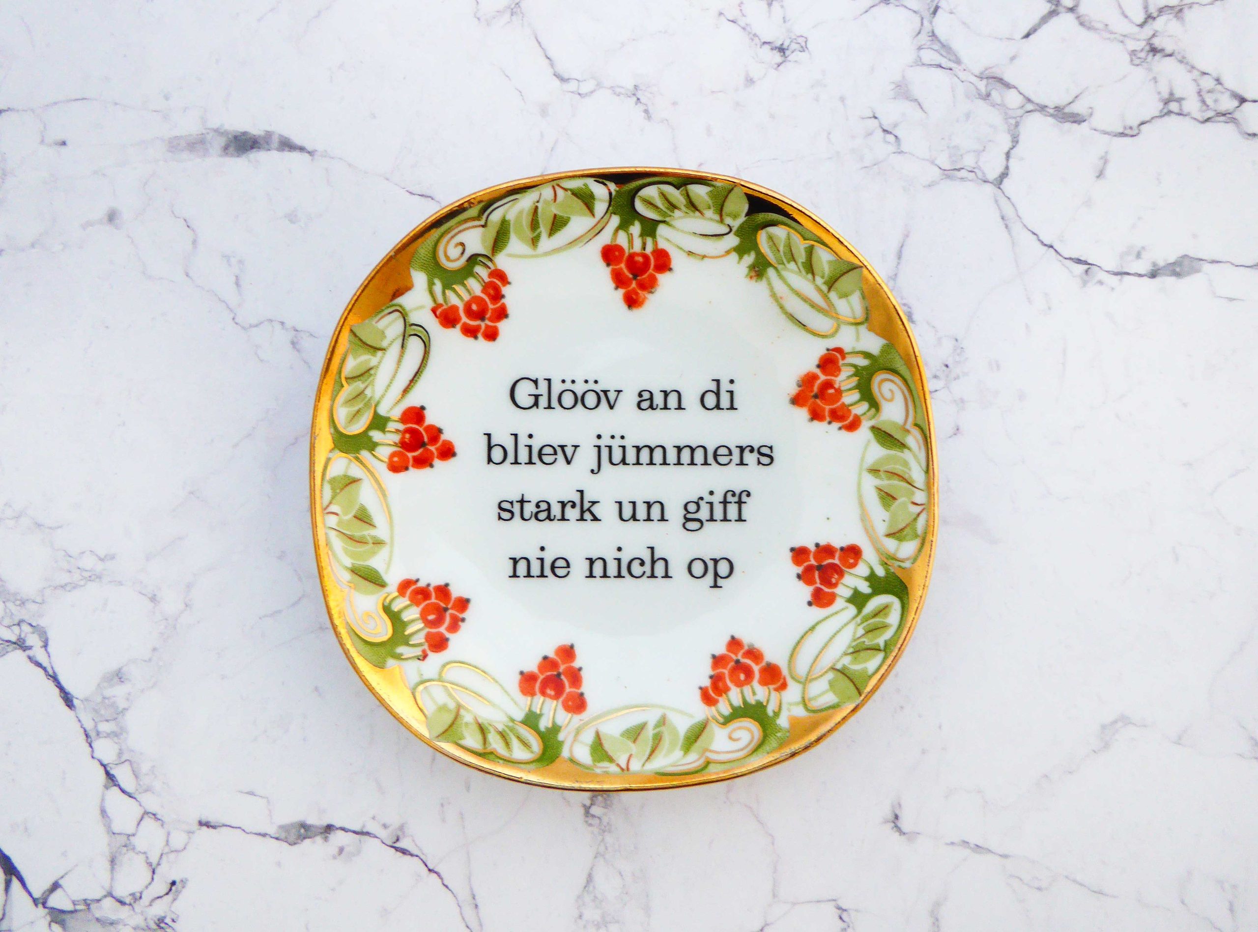 Wandteller Glööv an di Typo Herr Fuchs mini 12cm gold plattdeutsch Blumen rot vintage