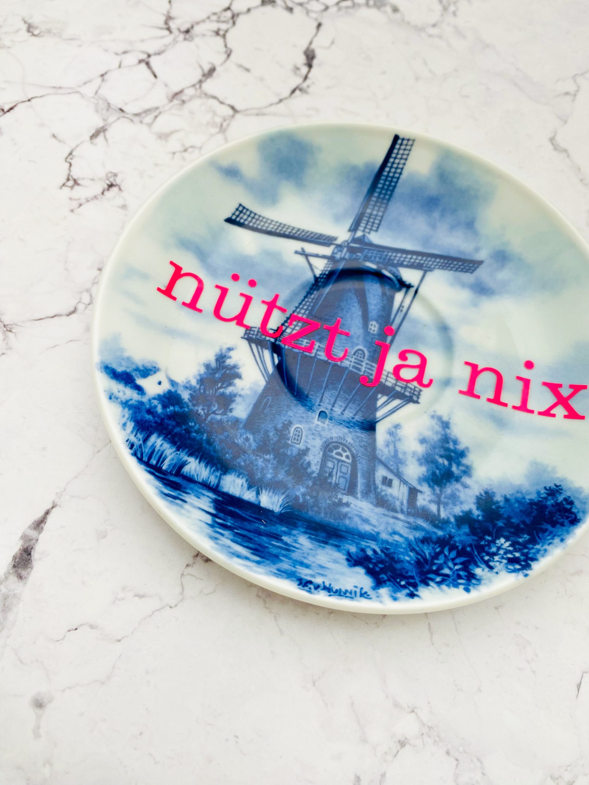 Wandteller Typo nützt ja nix vintage Herr Fuchs Mühle neonpink 14cm blau weiß