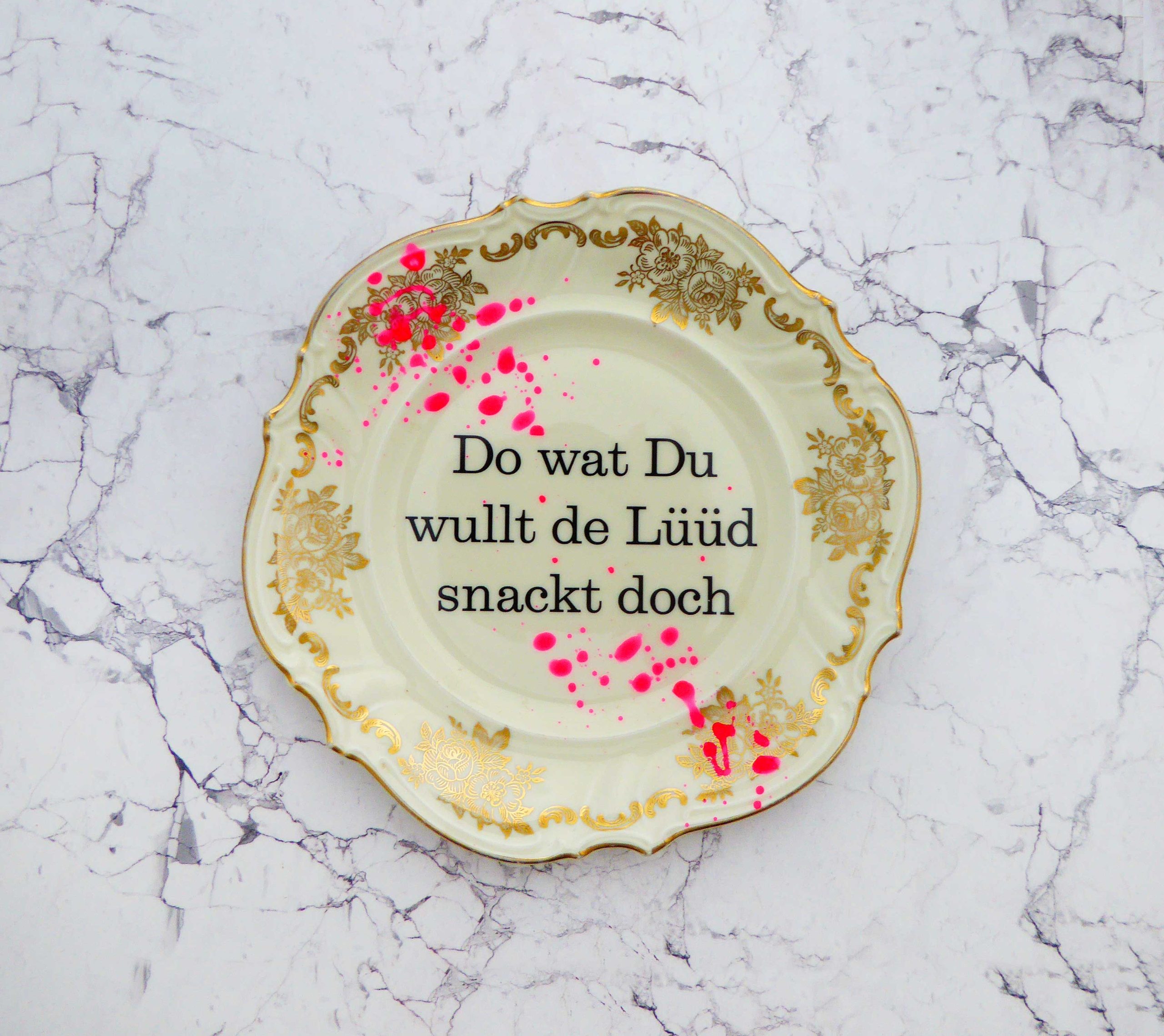 Wandteller Do wat Typo Herr Fuchs neon Blume Kleckse pink gold plattdeutsch 19cm vintage