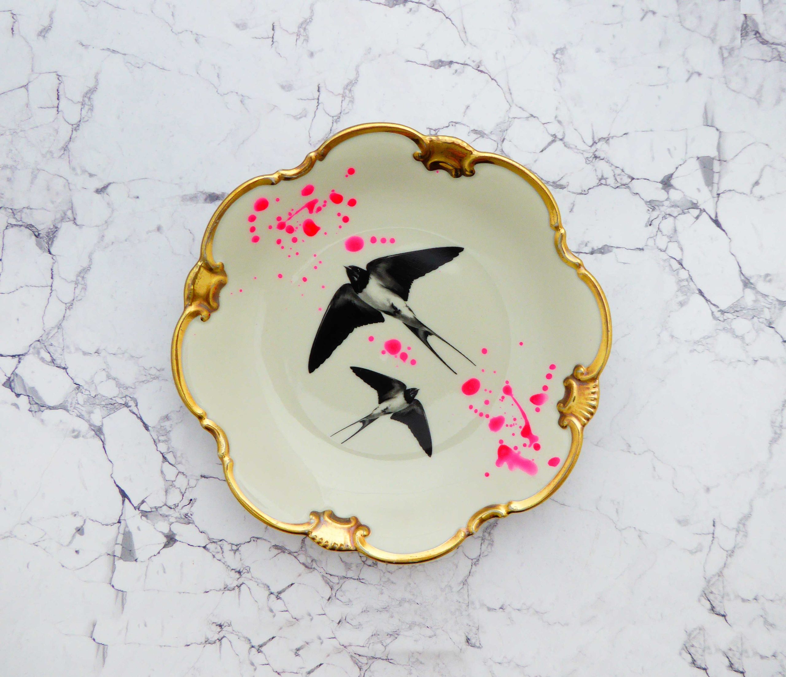 Wandteller Herr Fuchs Schwalbe 19cm neonpink Kleckse vintage Punkte gold eckig Bögen