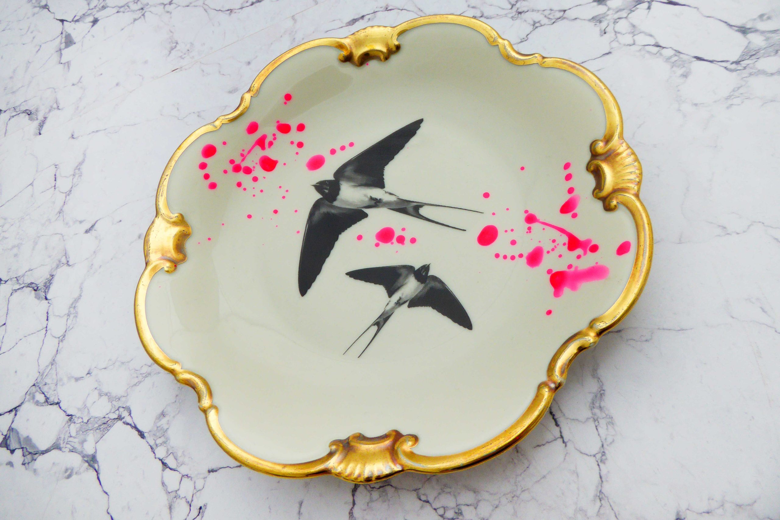 Wandteller Herr Fuchs Schwalbe 19cm neonpink Kleckse vintage Punkte gold eckig Bögen – Bild 3