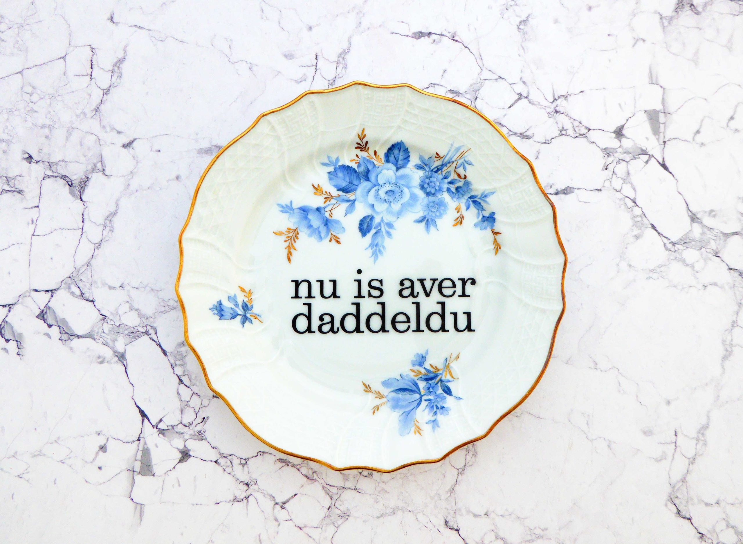 Wandteller daddeldu Typo Herr Fuchs 19cm plattdeutsch vintage Blumen Gold Blau