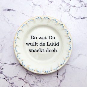Wandteller Do wat du wullt Typo Herr Fuchs mini 13cm vintage blau gold Muster plattdeutsch #perfekt